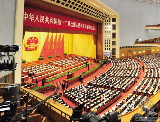 當日上午，國務院總理李克強在會上做了2016年政府工作報告。